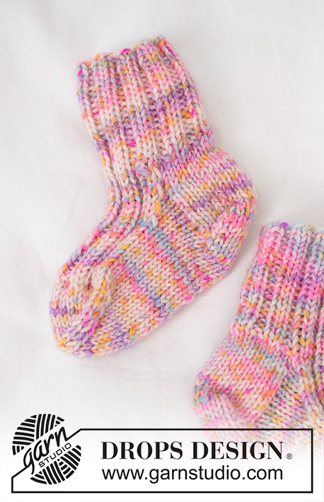 Party Kicks / DROPS Baby 45-23 - Gestrickte Socken für Babys und Kinder in DROPS Fiesta. Die Arbeit wird im Rippenmuster gestrickt. Größe 1 Monate - 4 Jahre.
