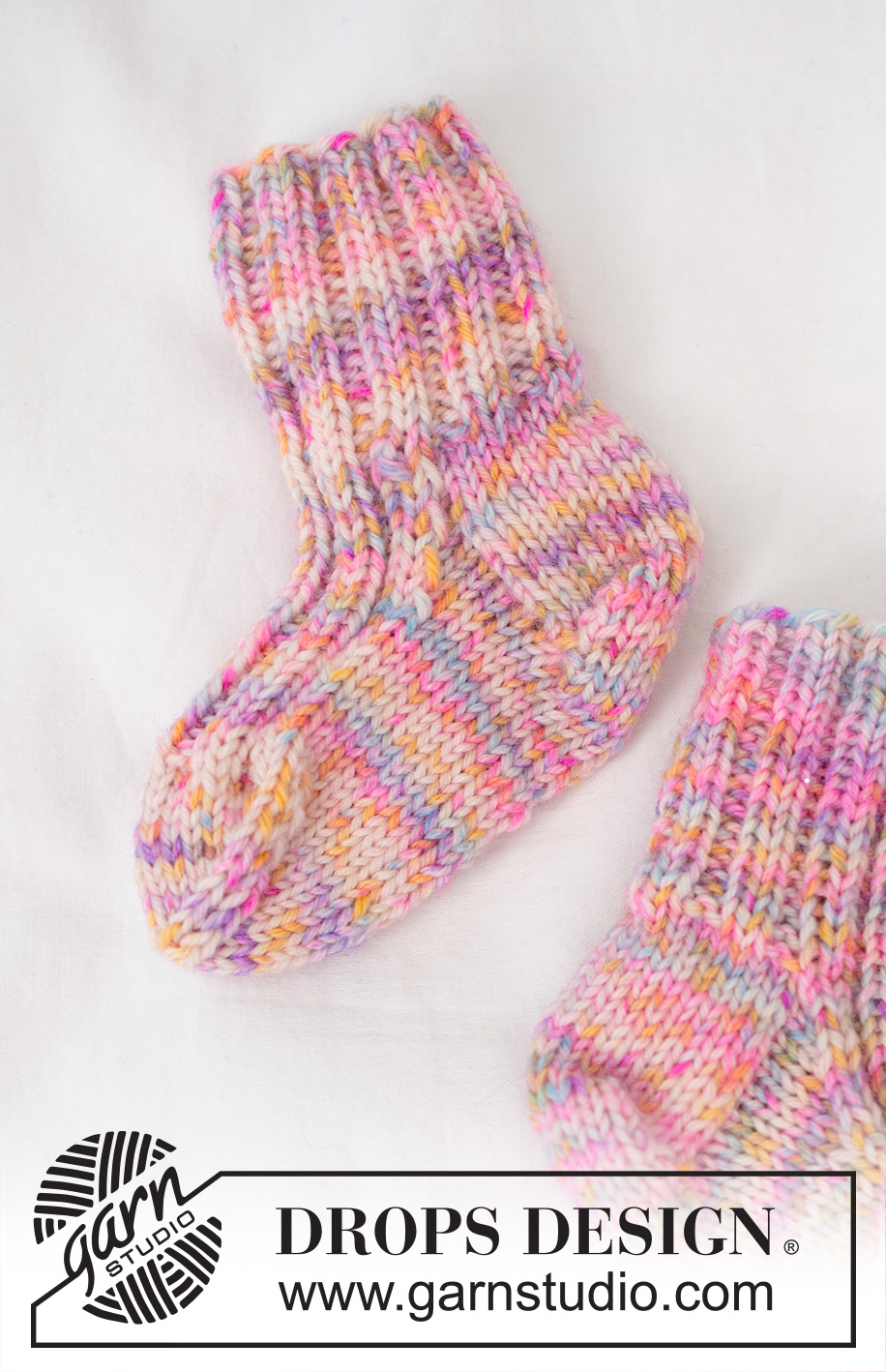 Party Kicks / DROPS Baby 45-23 - Gestrickte Socken für Babys und Kinder in DROPS Fiesta. Die Arbeit wird im Rippenmuster gestrickt. Größe 1 Monate - 4 Jahre.