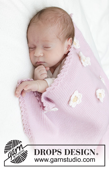 Little Daisy Blanket / DROPS Baby 46-1 - Dziecięcy kocyk na drutach, z włóczki DROPS BabyMerino. Przerabiany dżersejem z brzegiem i kwiatami na szydełku. Temat: kocyk dziecięcy.