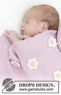 Little Daisy Blanket / DROPS Baby 46-1 - Dziecięcy kocyk na drutach, z włóczki DROPS BabyMerino. Przerabiany dżersejem z brzegiem i kwiatami na szydełku. Temat: kocyk dziecięcy.