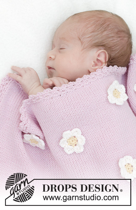 Little Daisy Blanket / DROPS Baby 46-1 - Dziecięcy kocyk na drutach, z włóczki DROPS BabyMerino. Przerabiany dżersejem z brzegiem i kwiatami na szydełku. Temat: kocyk dziecięcy.