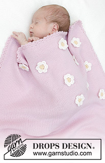 Little Daisy Blanket / DROPS Baby 46-1 - Dziecięcy kocyk na drutach, z włóczki DROPS BabyMerino. Przerabiany dżersejem z brzegiem i kwiatami na szydełku. Temat: kocyk dziecięcy.