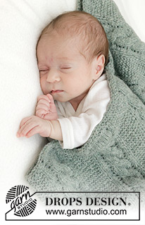 Soft Dream Blanket / DROPS Baby 46-11 - Strikket babytæppe i DROPS Sky. Arbejdet strikkes frem og tilbage med snoninger og retstrik.