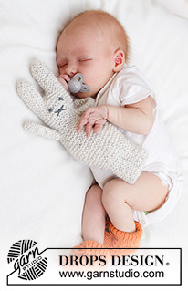 The Bunny Bunch / DROPS Baby 46-18 - Strikket leke kanin til baby og barn i DROPS Alpaca og DROPS Kid-Silk eller 1 tråd DROPS Brushed Alpaca Silk. Arbeidet strikkes frem og tilbake i riller. Tema: kosedyr.
