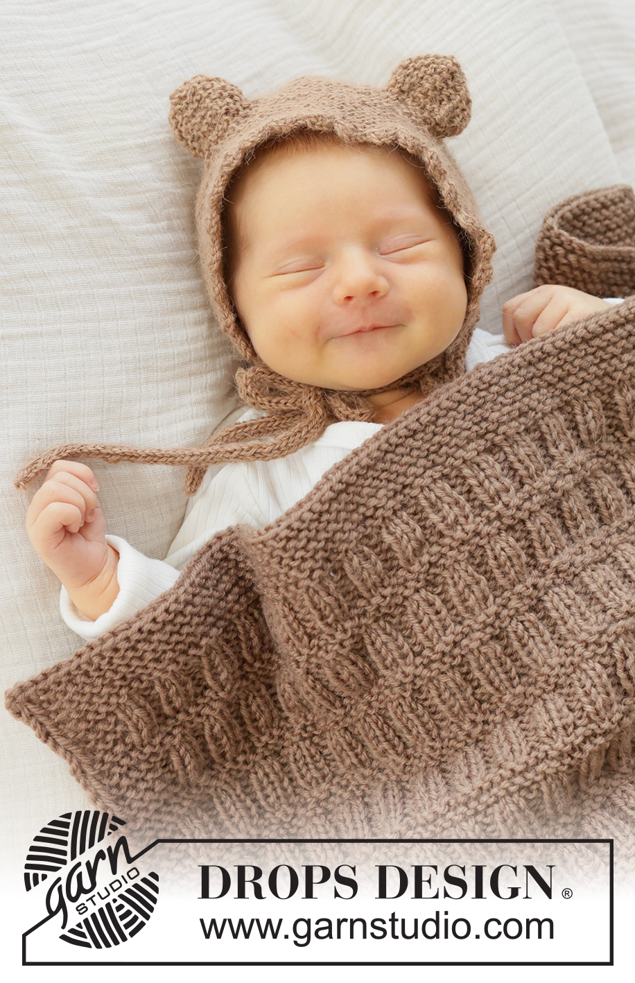 Cocoa Dream Bonnet / DROPS Baby 51-1 - Gestrickte Haube / Mütze für Babys und Kinder in DROPS Alpaca. Die Arbeit wird kraus rechts mit Ohren, Abkettrand mit Picots und I-Cord gestrickt. Größe Frühchen – 4 Jahre.