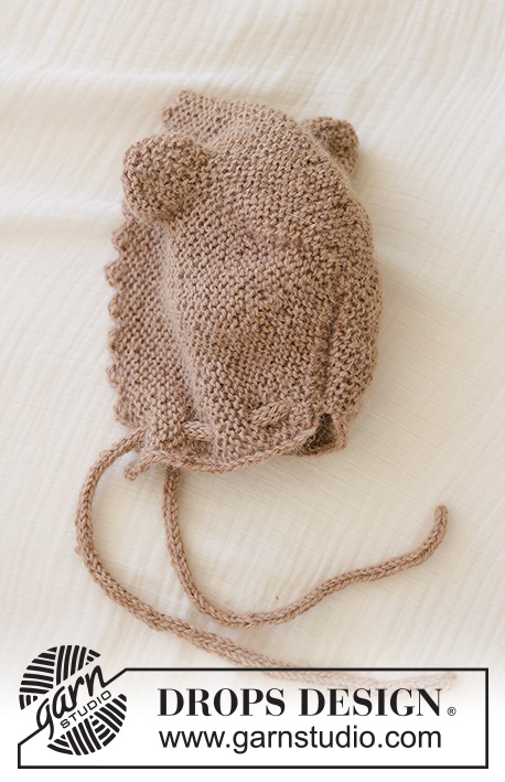 Cocoa Dream Bonnet / DROPS Baby 51-1 - Gestrickte Haube / Mütze für Babys und Kinder in DROPS Alpaca. Die Arbeit wird kraus rechts mit Ohren, Abkettrand mit Picots und I-Cord gestrickt. Größe Frühchen – 4 Jahre.