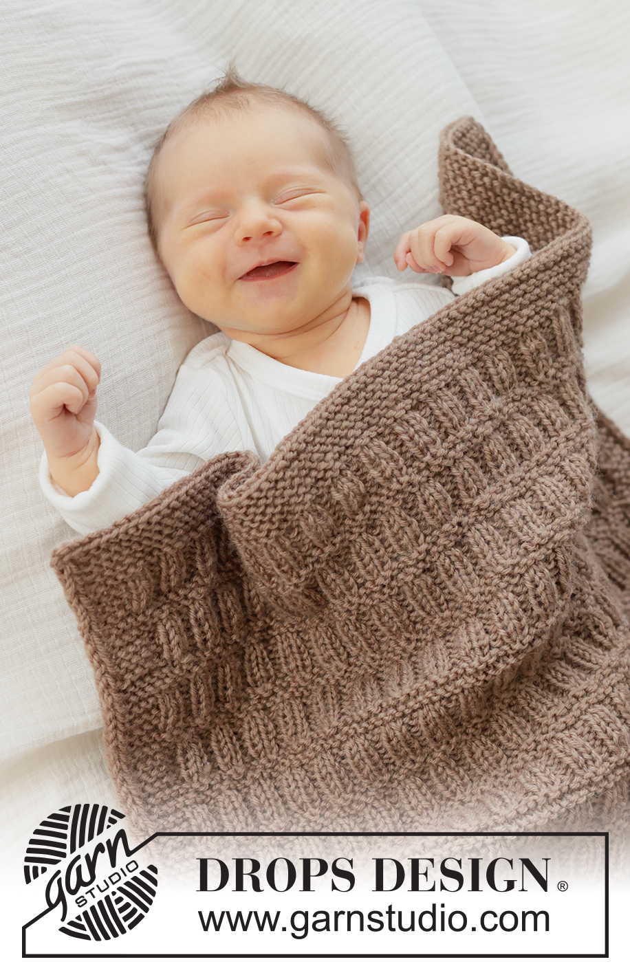 Cocoa Dream Blanket / DROPS Baby 51-2 - Gestrickte Decke für Babys in DROPS Karisma. Die Arbeit wird in Hin- und Rück-Reihen mit Reliefmuster und I-Cord gestrickt.