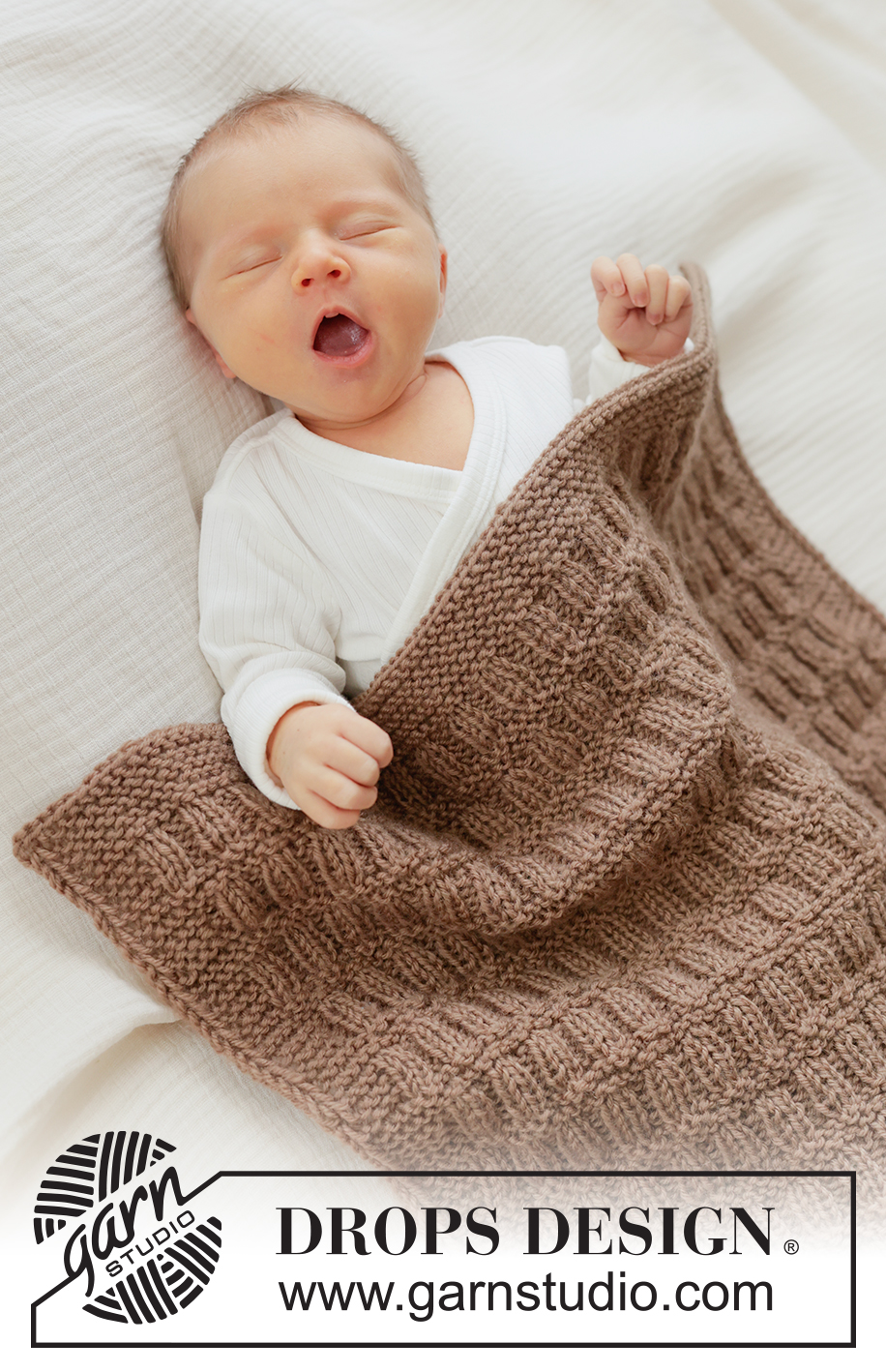 Cocoa Dream Blanket / DROPS Baby 51-2 - Gestrickte Decke für Babys in DROPS Karisma. Die Arbeit wird in Hin- und Rück-Reihen mit Reliefmuster und I-Cord gestrickt.