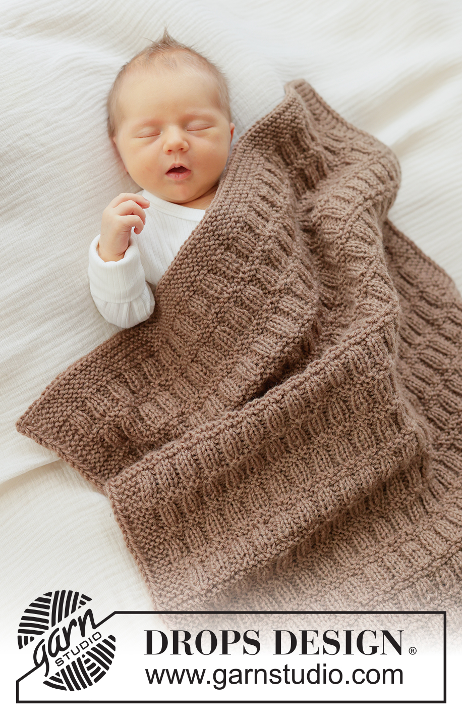 Cocoa Dream Blanket / DROPS Baby 51-2 - Gestrickte Decke für Babys in DROPS Karisma. Die Arbeit wird in Hin- und Rück-Reihen mit Reliefmuster und I-Cord gestrickt.