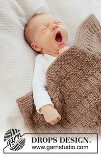 Cocoa Dream Blanket / DROPS Baby 51-2 - Gestrickte Decke für Babys in DROPS Karisma. Die Arbeit wird in Hin- und Rück-Reihen mit Reliefmuster und I-Cord gestrickt.