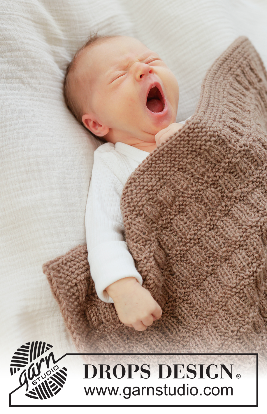 Cocoa Dream Blanket / DROPS Baby 51-2 - Gestrickte Decke für Babys in DROPS Karisma. Die Arbeit wird in Hin- und Rück-Reihen mit Reliefmuster und I-Cord gestrickt.