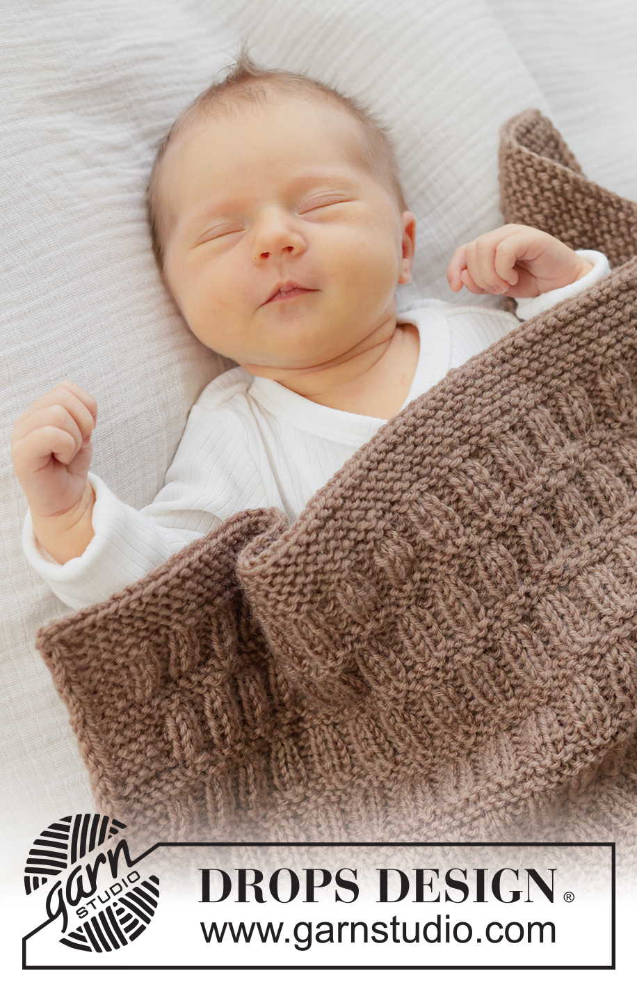 Cocoa Dream Blanket / DROPS Baby 51-2 - Gestrickte Decke für Babys in DROPS Karisma. Die Arbeit wird in Hin- und Rück-Reihen mit Reliefmuster und I-Cord gestrickt.