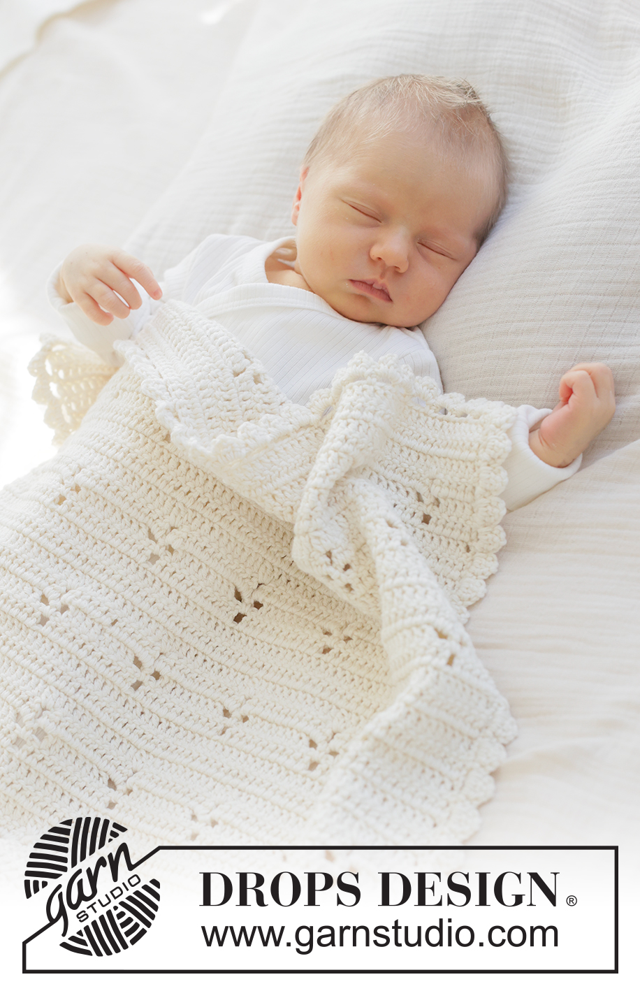 Feather Bloom Blanket / DROPS Baby 51-4 - Horgolt takaró babáknak, DROPS Cotton Merino fonalból. A darabot oda-vissza haladva készítjük erp-kal és csipkemintával.
