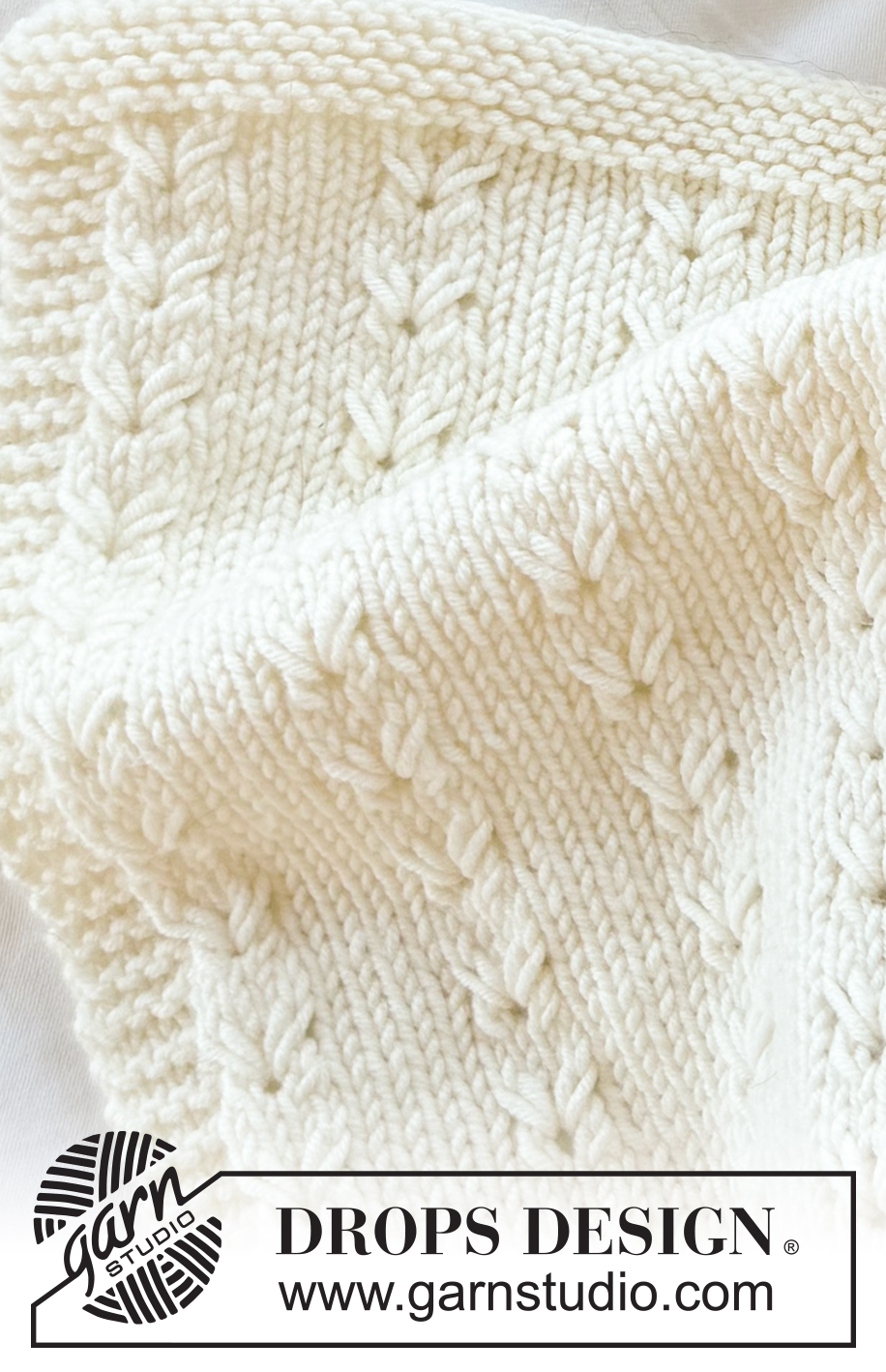 Snuggle Mist Blanket / DROPS Baby 51-8 - Kötött takaró babáknak, DROPS Merino Extra Fine fonalból. A darabot oda-vissza haladva készítjük, lustakötéssel és csipkemintával.