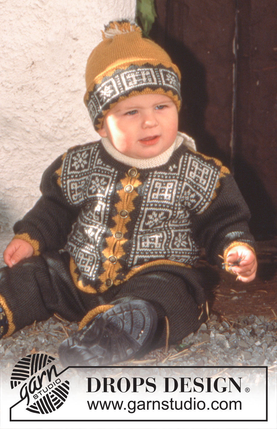 Tiny Mountaineer / DROPS Baby 6-14 - Strikket sett med jakke, bukse og lue til baby og barn i DROPS Camelia eller DROPS Baby Merino. Arbeidet strikkes med nordiske stjerner i ruter. Størrelse 0 - 6 år.