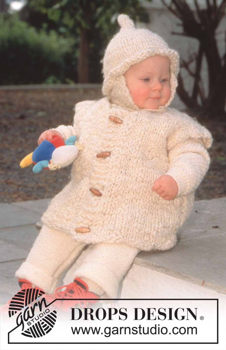DROPS Baby 6-18 - DROPS Baby’s Knitted Vest or Jacket and Hat in Ull-Flamé.