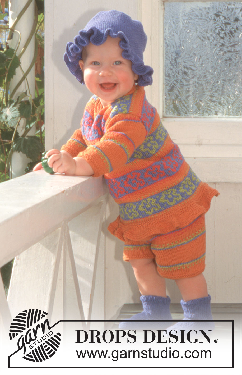Little Ivy / DROPS Baby 6-6 - DROPS Tröja, shorts, sockor och virkad hatt i Safran med blom-bårder och ränder.