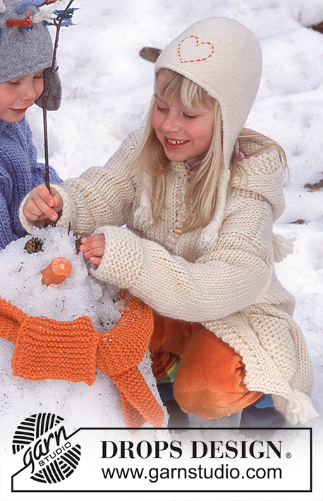 Elf Warmers / DROPS Children 12-23 - Strikket jakke til barn i DROPS Snow. Arbeidet strikkes med hette og lommer med riller og dusker. Størrelse 3 - 14 år.