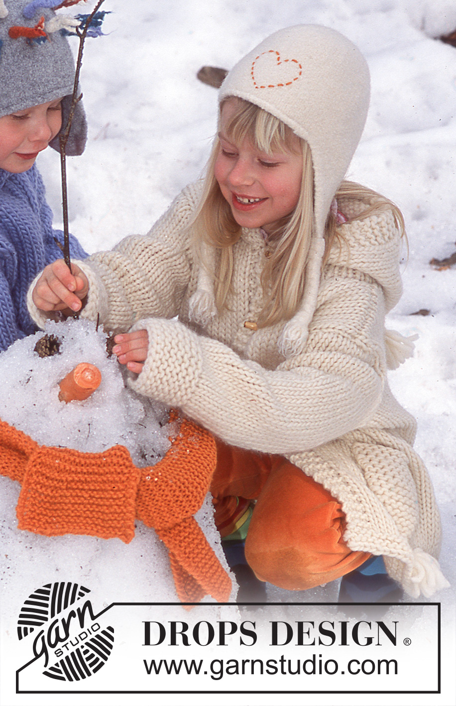 Elf Warmers / DROPS Children 12-23 - Strikket jakke til barn i DROPS Snow. Arbeidet strikkes med hette og lommer med riller og dusker. Størrelse 3 - 14 år.