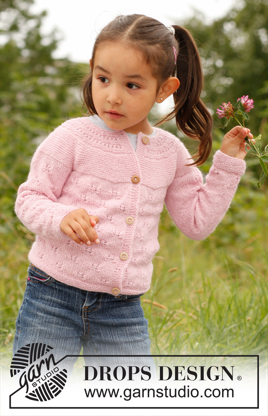 Illy / DROPS Children 22-16 - Strikket jakke med rundfelling og hullmønster i DROPS BabyAlpaca Silk . Til barn i størrelser fra 3 til 12 år