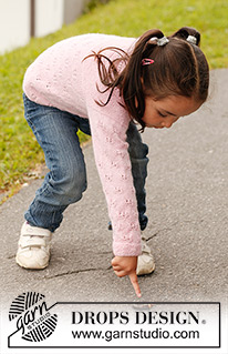 Illy / DROPS Children 22-16 - Strikket jakke med rundfelling og hullmønster i DROPS BabyAlpaca Silk . Til barn i størrelser fra 3 til 12 år