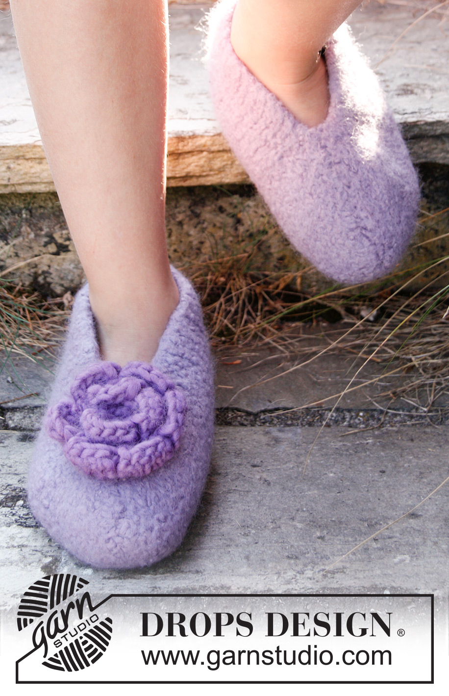 Fairy Slippers / DROPS Children 22-24 - Felted DROPS slippers with crochet flower in “Snow”. 