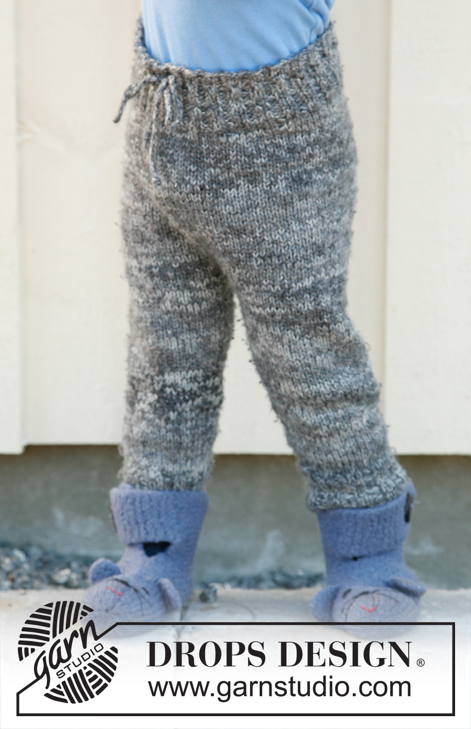 Power Leggings / DROPS Children 22-35 - Pantaloni DROPS ai ferri con 1 capo Fabel e 1 capo Delight. Taglie: da 3 a 12 anni.