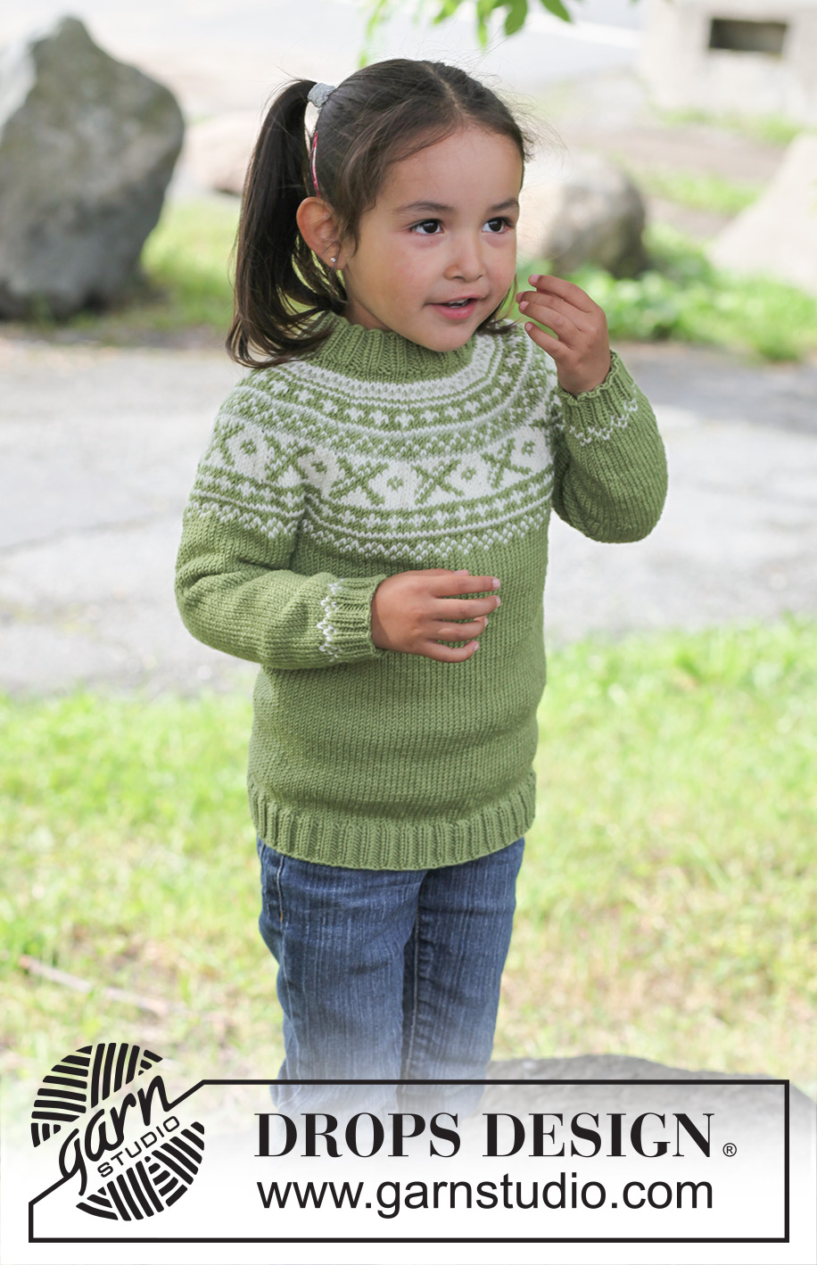 Starshine / DROPS Children 22-44 - Stickad tröja i DROPS Karisma eller DROPS Merino Extra Fine stickad uppifrån och ner med runt ok och nordiskt mönster. Till barn stl 3 – 12 år