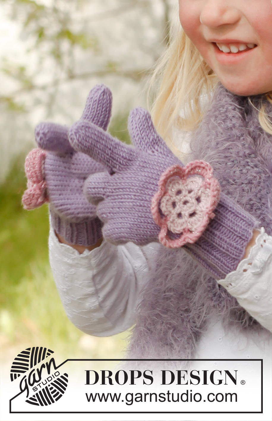 Michelle gloves / DROPS Children 23-13 - Strikkede vanter i DROPS BabyMerino med hæklet blomst i DROPS BabyMerino og Glitter til børn str 3 til 12 år