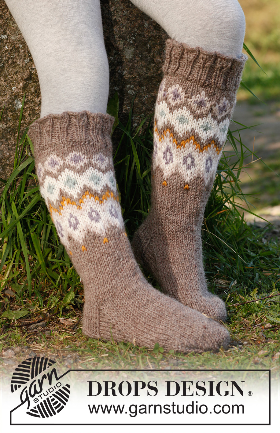 Silje socks / DROPS Children 23-17 - Knitted socks with pattern and flounce in DROPS Karisma. Size 22 - 37.