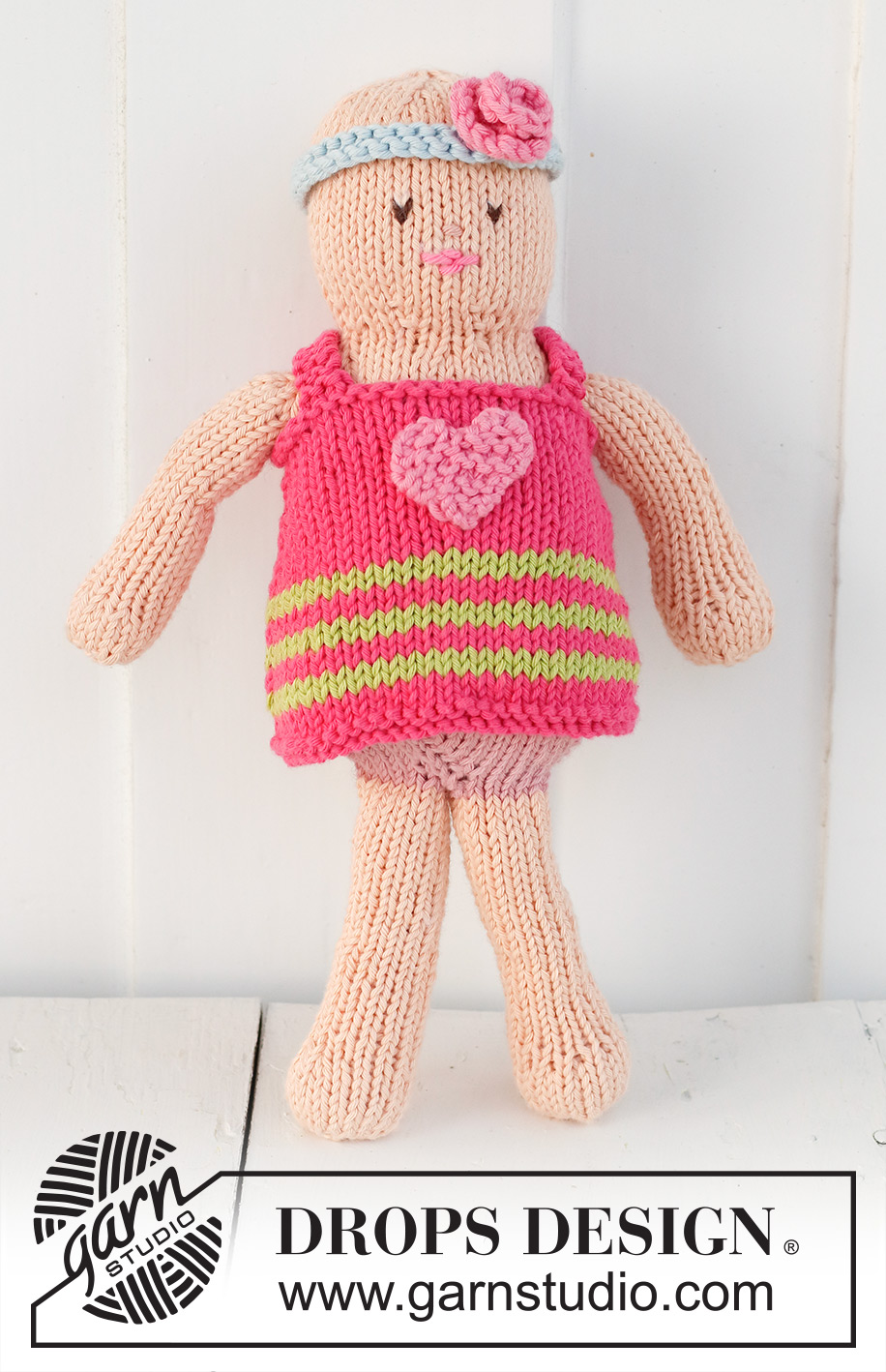 Mimi / DROPS Children 23-25 - Gestrickte Puppe als Mädchen mit Kleid und Haarband in DROPS Paris.