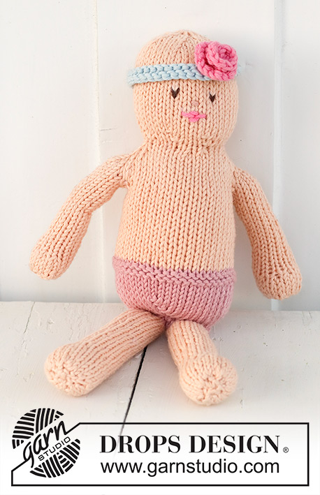 Mimi / DROPS Children 23-25 - Gestrickte Puppe als Mädchen mit Kleid und Haarband in DROPS Paris.