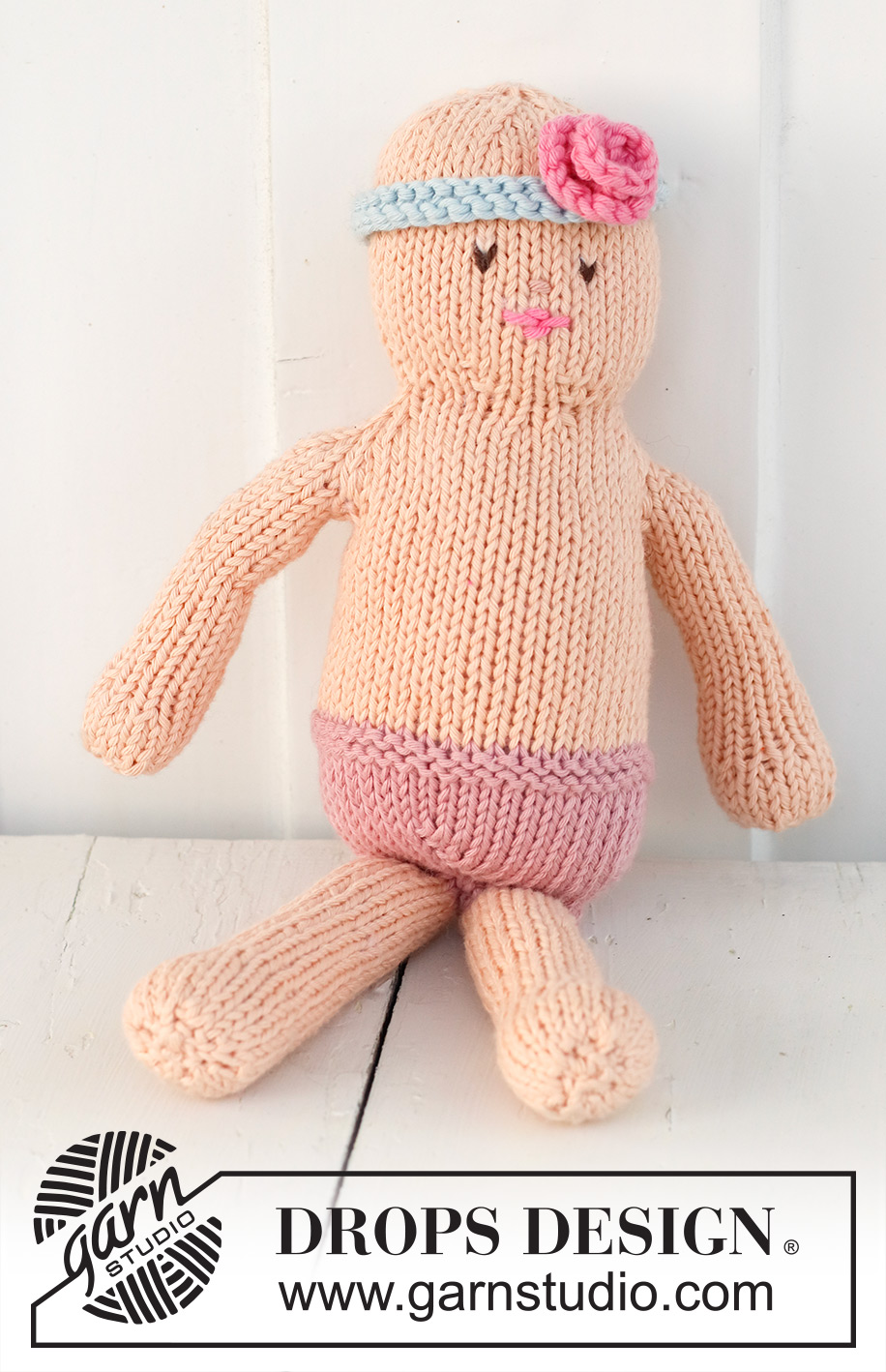 Mimi / DROPS Children 23-25 - Gestrickte Puppe als Mädchen mit Kleid und Haarband in DROPS Paris.