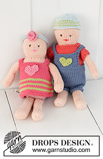 Mimi / DROPS Children 23-25 - Gestrickte Puppe als Mädchen mit Kleid und Haarband in DROPS Paris.