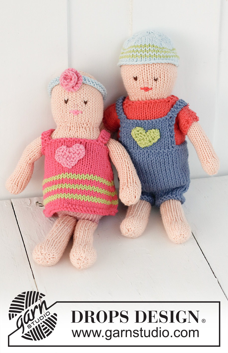 Mimi / DROPS Children 23-25 - Gestrickte Puppe als Mädchen mit Kleid und Haarband in DROPS Paris.