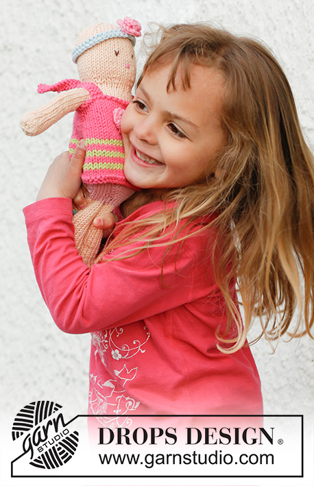 Mimi / DROPS Children 23-25 - Gestrickte Puppe als Mädchen mit Kleid und Haarband in DROPS Paris.