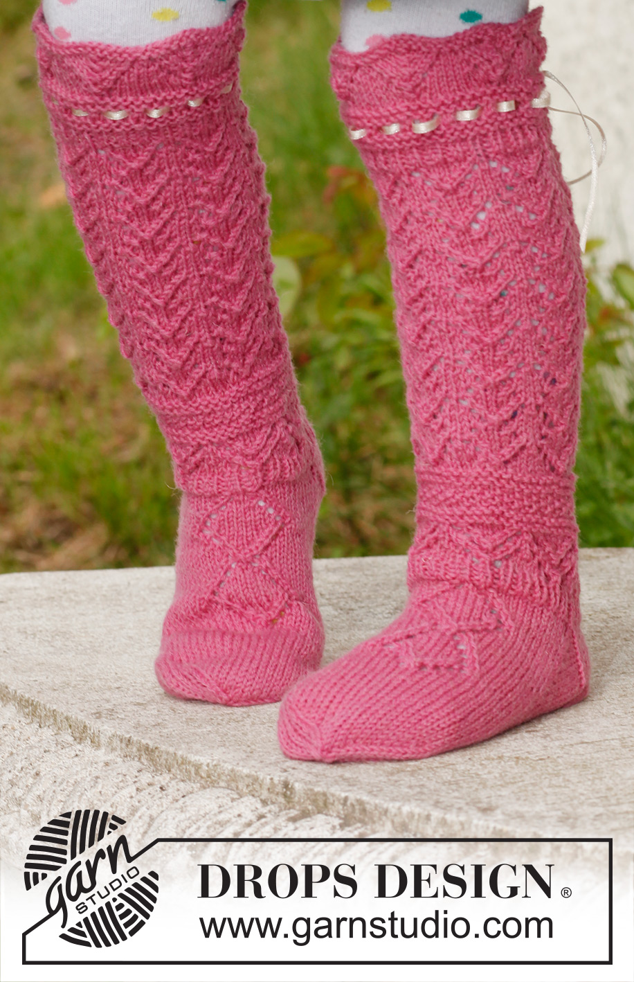Princess socks / DROPS Children 23-45 - DROPS Fabel lõngast kootud pitsmustriga põlvikud.