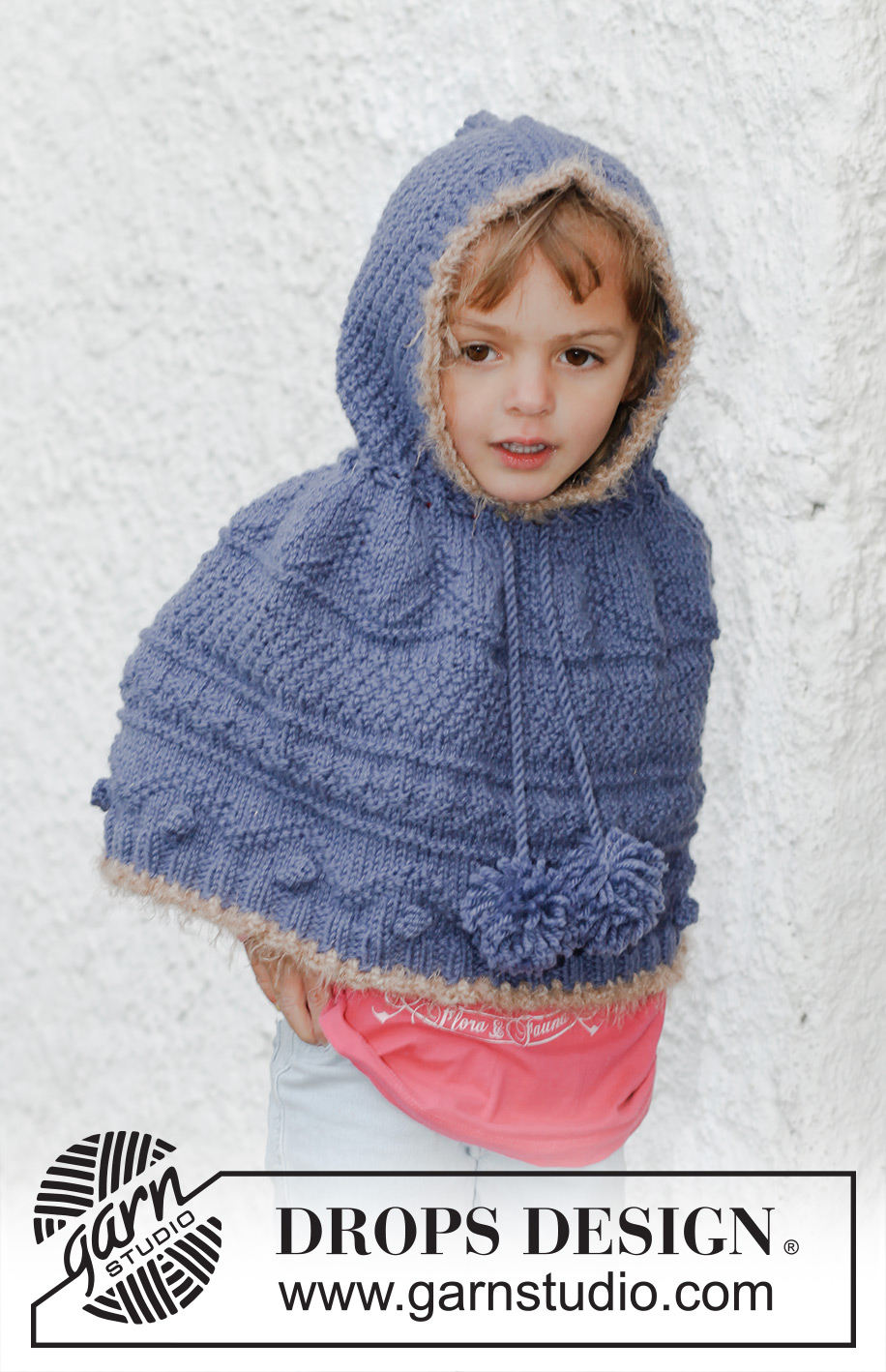 Hermione / DROPS Children 23-47 - Gebreide poncho met structuurpatroon, capuchon en pompons in DROPS Nepal. Maat kinderen 3 tot en met 12 jaar.