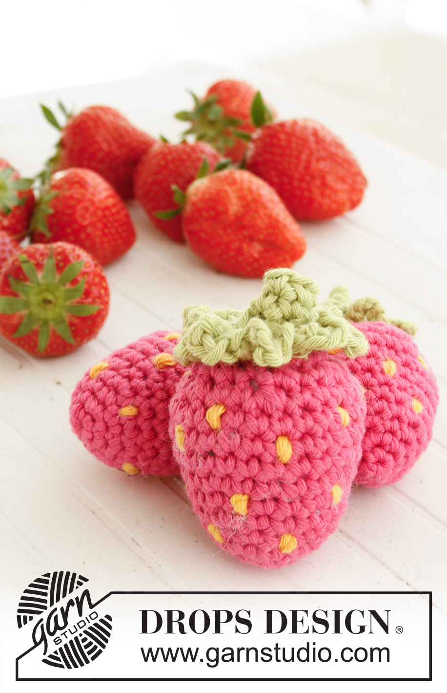 Berrylicious / DROPS Children 23-59 - Crochet toy strawberry in DROPS Paris.