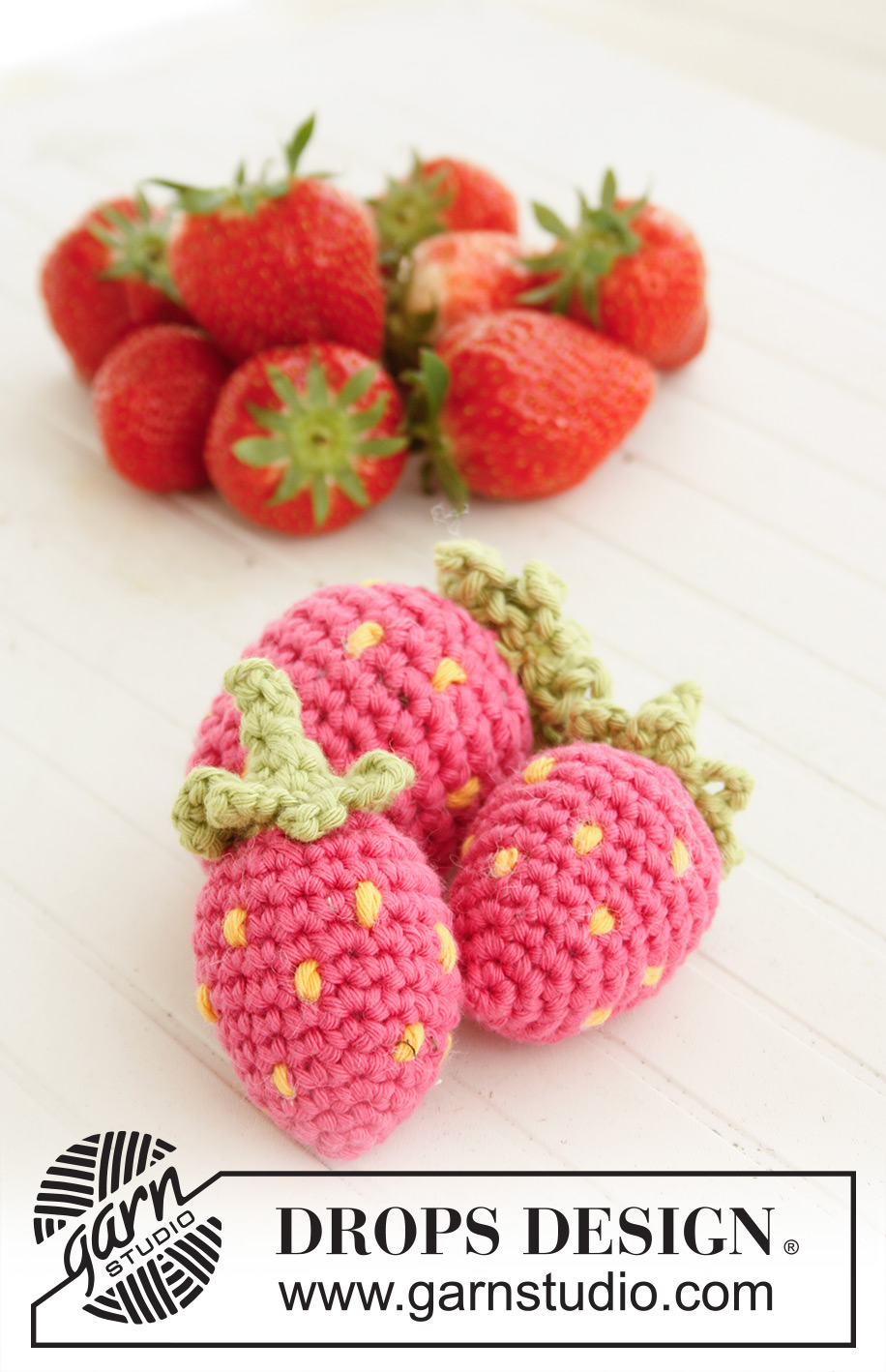 Berrylicious / DROPS Children 23-59 - Crochet toy strawberry in DROPS Paris.