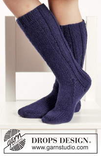 Sailor Aksel / DROPS Children 26-7 - Chaqueta de punto con raglán, cuello marinero y pajarita, calcetines y gorro con pompón en DROPS Merino Extra Fine.  Talla niños 2-10 años