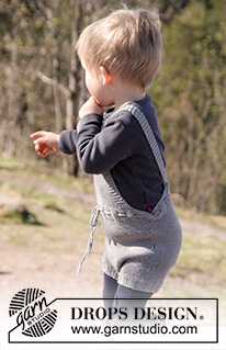 The Little Lumberjack / DROPS Children 27-11 - Dětské krátké kalhoty – kraťasy s laclem a kšandami pletené z příze DROPS Cotton Merino. Velikost: 1 - 24 měsíců.