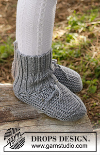 Juniper Pie / DROPS Children 27-22 - Gestrickte Hausschuhe für Babys und Kinder mit Krausrippen in DROPS Cotton Merino. Größe 0 - 4 Jahre