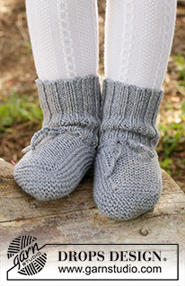 Juniper Pie / DROPS Children 27-22 - Gestrickte Hausschuhe für Babys und Kinder mit Krausrippen in DROPS Cotton Merino. Größe 0 - 4 Jahre
