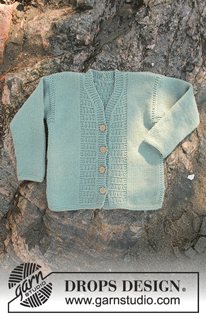 Adrien / DROPS Children 28-4 - Gestrickte Jacke mit Strukturmuster, V-Ausschnitt und Seitenschlitzen in DROPS Cotton Merino. Größe 0 - 6 Jahre.