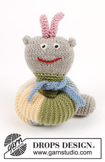 Arnie the Caterpillar / DROPS Children 30-23 - Gusano de punto con punto musgo y a rayas. Realizado en DROPS Merino Extra Fine.