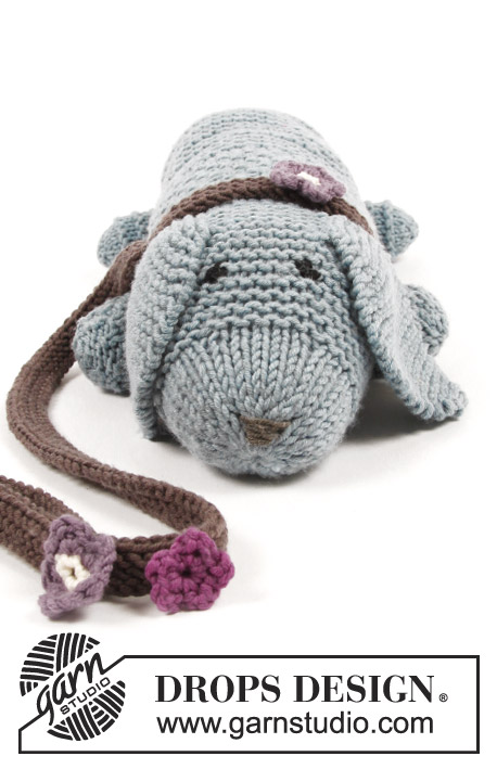 Allie Woof the Dog / DROPS Children 30-24 - Perrito de juguete en punto musgo y punto arroz, con collar. Realizado en DROPS Big Merino.