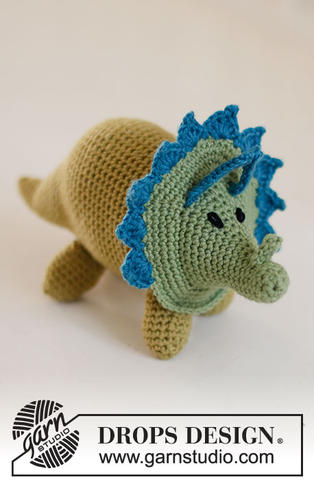 Tracy the Triceratops / DROPS Children 37-22 - Crocheted triceratops dinosaur in DROPS Merino Extra Fine. The piece is worked from
nose to tail without a seam. Theme: Soft toys.