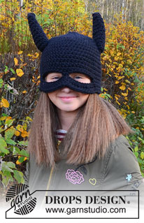 Bat Hat / DROPS Children 37-25 - Hæklet flagermus hue med ører og maske til barn i DROPS Snow. Størrelse 1 - 8 år. Tema: Halloween.