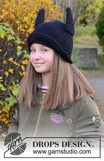 Bat Hat / DROPS Children 37-25 - Hæklet flagermus hue med ører og maske til barn i DROPS Snow. Størrelse 1 - 8 år. Tema: Halloween.